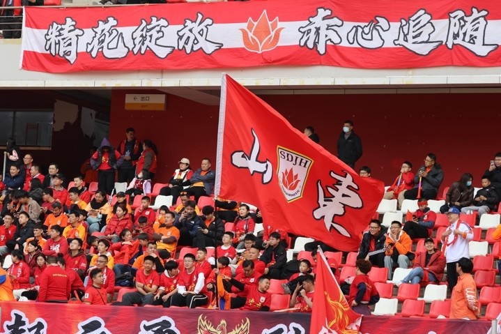 主場(chǎng)上萬名球迷的吶喊助威，給山東體彩女足征戰(zhàn)女超增添了能量與動(dòng)力